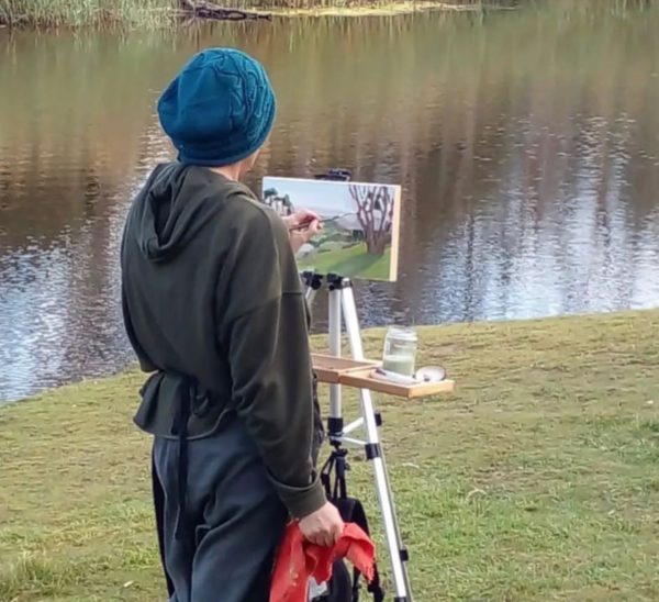 Tracy Algar painting on the banks of the Kleinrivier