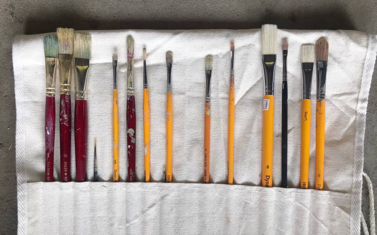 Brushes in brush roll Hog bristle brushes for oil painting